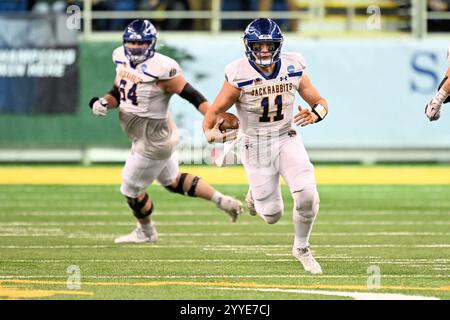 Mark Gronowski (11), Quarterback der South Dakota State Jackrabbits, spielt mit dem Ball während eines NCAA FCS Halbfinales Playoff-Spiels zwischen den South Dakota State Jackrabbits und dem North Dakota State Bison am Samstag, den 21. Dezember 2024, im Fargodome in Fargo, ND. North Dakota gewann 28:21. Russell Hons/CSM Stockfoto