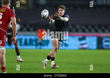 Swansea, Großbritannien. Dezember 2024. Jack Walsh von Ospreys während des Spiels Ospreys gegen Scarlets United Rugby Championship. Gruffydd Thomas/Alamy Stockfoto