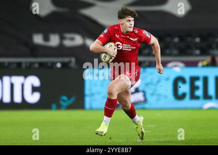 Swansea, Großbritannien. Dezember 2024. Eddie James von Scarlets während des Spiels Ospreys gegen Scarlets United Rugby Championship. Gruffydd Thomas/Alamy Stockfoto