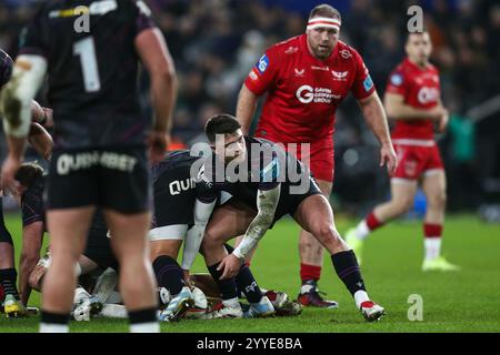 Swansea, Großbritannien. Dezember 2024. Reuben Morgan-Williams von Ospreys während des Spiels Ospreys gegen Scarlets United Rugby Championship. Gruffydd Thomas/Alamy Stockfoto