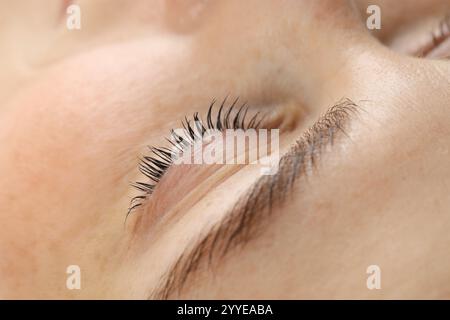 Schöne Frau nach dem Laminieren und Abfärben der Wimperntusche, Nahaufnahme Stockfoto