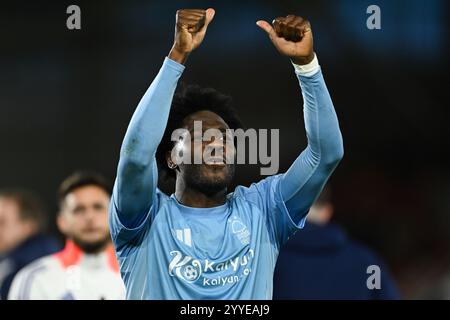 Ola Aina aus Nottingham Forest feiert den Sieg beim Premier League-Spiel zwischen Brentford und Nottingham Forest im Gtech Community Stadium in Brentford am Samstag, den 21. Dezember 2024. (Foto: Jon Hobley | MI News) Credit: MI News & Sport /Alamy Live News Stockfoto