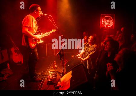 Edinburgh, Schottland. Sa 21. Dezember 2024. Der renommierte schottische Sänger und Songwriter Dan Willson AKA verdorrte während eines Solokonzerts im Sneaky Pete’s die Hand 2023 veröffentlichte er sein drittes Soloalbum How to Love bei Reveal Records und 2024 wurde seine Zusammenarbeit mit Kathryn Williams Willson • Williams für den Scottish Album of the Year Award nominiert. Stockfoto