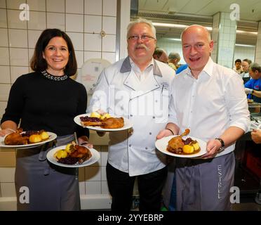 Katharina Günther-Wünsch, Peter Griebel Küchendirektor ESTREL, Kai Wegener bei Frank Zanders 30. Weihnachtsfeier für Obdachlose 2024 im Estrel Convention Center. *** Katharina Günther Wünsch, Peter Griebel Küchendirektor ESTREL, Kai Wegener bei Frank Zanders 30 Weihnachtsfeier für Obdachlose 2024 im Estrel Convention Center Stockfoto