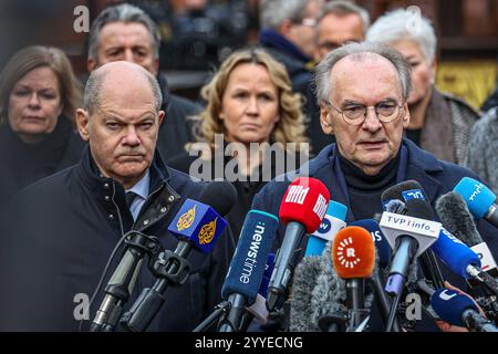 Sachsen-Anhalt Magdeburg Weihnachtsmarkt Auto Anschlag Tote Verletzte Gotteldienst Pressestatement, Rathaus vor dem Rathaus: Statement von reiner Haseloff CDU, Ministerpräsident, Sachsen-Anhalt, links daneben: OLAF Scholz SPD, Bundeskanzler, 2. Reihe Mitte: Steffi Lemke Bündnis 90/die Grünen, Bundesministerin für Umwelt, Naturschutz und Reaktorsicherheit, links außen: Nancy Faeser SPD, Bundesministerin des Innern und für Heimat Magdeburg Magdeburg, Weihnachtsmarkt, Rath Sachsen-Anhalt Deutschland *** Sachsen Anhalt Magdeburg Weihnachtsmarkt Autoangriff tot verletzte Göttin Service Presseerklärungen Stockfoto