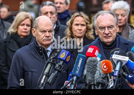 Sachsen-Anhalt Magdeburg Weihnachtsmarkt Auto Anschlag Tote Verletzte Gotteldienst Pressestatement, Rathaus vor dem Rathaus: Statement von reiner Haseloff CDU, Ministerpräsident, Sachsen-Anhalt, links daneben: OLAF Scholz SPD, Bundeskanzler, 2. Reihe Mitte: Steffi Lemke Bündnis 90/die Grünen, Bundesministerin für Umwelt, Naturschutz und Reaktorsicherheit, links außen: Nancy Faeser SPD, Bundesministerin des Innern und für Heimat Magdeburg Magdeburg, Weihnachtsmarkt, Rath Sachsen-Anhalt Deutschland *** Sachsen Anhalt Magdeburg Weihnachtsmarkt Autoangriff tot verletzte Göttin Service Presseerklärungen Stockfoto