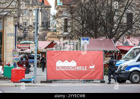 Sachsen-Anhalt Magdeburg Weihnachtsmarkt Auto Anschlag Tote Verletzte Gotteldienst Pressestatement, Rathaus Ernst-Reuter-Allee/Hartstr.: Betonblöcke gesichert den dahinterleigenden Weihnachtsmarkt. Magdeburg Magdeburg, Weihnachtsmarkt, Rath Sachsen-Anhalt Deutschland *** Sachsen Anhalt Magdeburg Weihnachtsmarkt Autoangriff tot verletzte Göttin Service Pressemitteilungen, Rathaus Ernst Reuter Allee Hartstr Betonblöcke sichern den Weihnachtsmarkt dahinter Magdeburg Magdeburg, Weihnachtsmarkt, Rath Sachsen Anhalt Deutschland Stockfoto