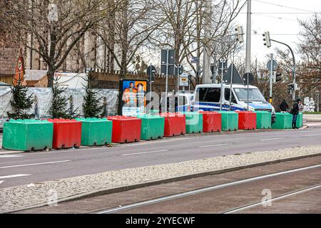 Sachsen-Anhalt Magdeburg Weihnachtsmarkt Auto Anschlag Tote Verletzte Gotteldienst Pressestatement, Rathaus Ernst-Reuter-Allee/Jakobstr.: Betonblöcke gesichert den dahinterleigenden Weihnachtsmarkt. Magdeburg Magdeburg, Weihnachtsmarkt, Rath Sachsen-Anhalt Deutschland *** Sachsen Anhalt Magdeburg Weihnachtsmarkt Autoangriff tot verletzte Göttin Service Pressemitteilungen, Rathaus Ernst Reuter Allee Jakobstr Betonblöcke sichern den Weihnachtsmarkt dahinter Magdeburg Magdeburg, Weihnachtsmarkt, Rath Sachsen Anhalt Deutschland Stockfoto