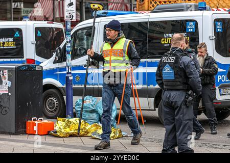 Sachsen-Anhalt Magdeburg Weihnachtsmarkt Auto Anschlag Tote Verletzte Gotteldienst Presseerklärungen, Rathaus breiter Weg/Alter Markt: Ein Polizeibeamter vermisst den Tatort. Magdeburg Magdeburg, Weihnachtsmarkt, Rath Sachsen-Anhalt Deutschland *** Sachsen Anhalt Magdeburg Weihnachtsmarkt Autoangriff tot verletzt Göttin Service Pressemitteilungen, Rathaus breiter Weg Alter Markt Ein Polizeibeamter vermisst die Szene Magdeburg Magdeburg, Weihnachtsmarkt, Rath Sachsen Anhalt Deutschland Stockfoto