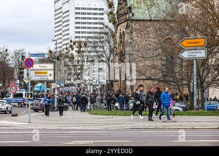 Sachsen-Anhalt Magdeburg Weihnachtsmarkt Auto Anschlag Tote Verletzte Gotteldienst Presseerklärungen, Rathaus Ernst-Reuter-Allee/Jakobstr.: Reger Publikumsverkehr zur Gedenkstätte an der Johanniskirche Magdeburg Magdeburg, Weihnachtsmarkt, Rath Sachsen-Anhalt Deutschland *** Sachsen Anhalt Magdeburg Weihnachtsmarkt Autoangriff Tote Verletzte Göttin Service Presseerklärungen, Rathaus Ernst Reuter Allee Jakobstr hoher öffentlicher Verkehr zur Gedenkstätte an der Johanniskirche Magdeburg Magdeburg Magdeburg Magdeburg Magdeburg Magdeburg, Sachsen-Anhalt Deutschland Magdeburg Weihnachtsmarkt Stockfoto