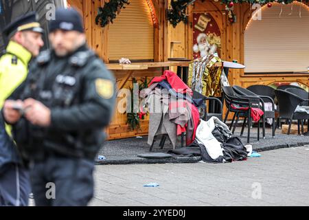 Sachsen-Anhalt Magdeburg Weihnachtsmarkt Auto Anschlag Tote Verletzte Gotteldienst Presseerklärungen, Rathaus breiter Weg/Alter Markt: Ein Polizeibeamter vermisst den Tatort. Magdeburg Magdeburg, Weihnachtsmarkt, Rath Sachsen-Anhalt Deutschland *** Sachsen Anhalt Magdeburg Weihnachtsmarkt Autoangriff tot verletzt Göttin Service Pressemitteilungen, Rathaus breiter Weg Alter Markt Ein Polizeibeamter vermisst die Szene Magdeburg Magdeburg, Weihnachtsmarkt, Rath Sachsen Anhalt Deutschland Stockfoto