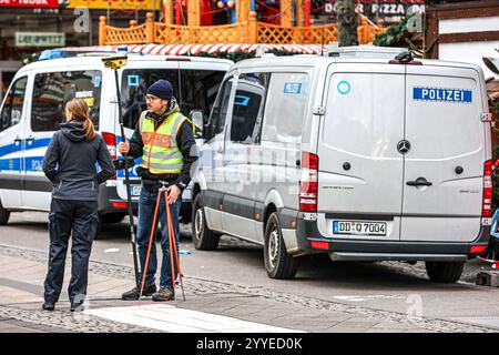 Sachsen-Anhalt Magdeburg Weihnachtsmarkt Auto Anschlag Tote Verletzte Gotteldienst Presseerklärungen, Rathaus breiter Weg/Alter Markt: Ein Polizeibeamter vermisst den Tatort. Magdeburg Magdeburg, Weihnachtsmarkt, Rath Sachsen-Anhalt Deutschland *** Sachsen Anhalt Magdeburg Weihnachtsmarkt Autoangriff tot verletzt Göttin Service Pressemitteilungen, Rathaus breiter Weg Alter Markt Ein Polizeibeamter vermisst die Szene Magdeburg Magdeburg, Weihnachtsmarkt, Rath Sachsen Anhalt Deutschland Stockfoto