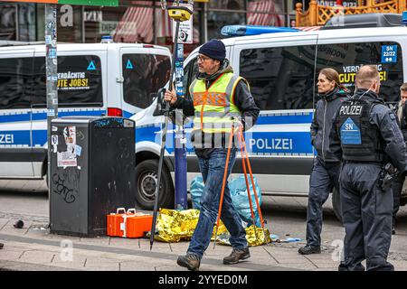 Sachsen-Anhalt Magdeburg Weihnachtsmarkt Auto Anschlag Tote Verletzte Gotteldienst Presseerklärungen, Rathaus breiter Weg/Alter Markt: Ein Polizeibeamter vermisst den Tatort. Magdeburg Magdeburg, Weihnachtsmarkt, Rath Sachsen-Anhalt Deutschland *** Sachsen Anhalt Magdeburg Weihnachtsmarkt Autoangriff tot verletzt Göttin Service Pressemitteilungen, Rathaus breiter Weg Alter Markt Ein Polizeibeamter vermisst die Szene Magdeburg Magdeburg, Weihnachtsmarkt, Rath Sachsen Anhalt Deutschland Stockfoto