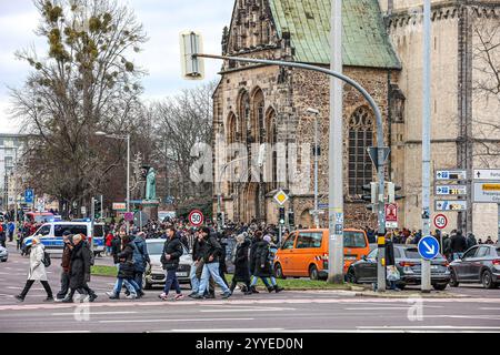 Sachsen-Anhalt Magdeburg Weihnachtsmarkt Auto Anschlag Tote Verletzte Gotteldienst Presseerklärungen, Rathaus Ernst-Reuter-Allee/Jakobstr.: Reger Publikumsverkehr zur Gedenkstätte an der Johanniskirche Magdeburg Magdeburg, Weihnachtsmarkt, Rath Sachsen-Anhalt Deutschland *** Sachsen Anhalt Magdeburg Weihnachtsmarkt Autoangriff Tote Verletzte Göttin Service Presseerklärungen, Rathaus Ernst Reuter Allee Jakobstr hoher öffentlicher Verkehr zur Gedenkstätte an der Johanniskirche Magdeburg Magdeburg Magdeburg Magdeburg Magdeburg Magdeburg, Sachsen-Anhalt Deutschland Magdeburg Weihnachtsmarkt Stockfoto