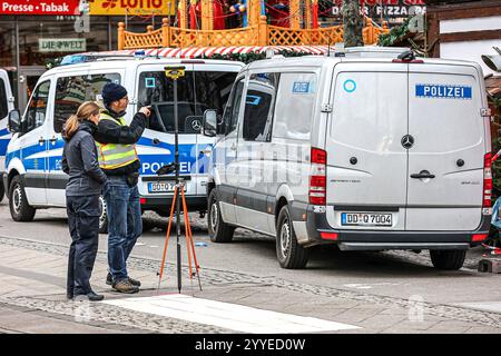 Sachsen-Anhalt Magdeburg Weihnachtsmarkt Auto Anschlag Tote Verletzte Gotteldienst Presseerklärungen, Rathaus breiter Weg/Alter Markt: Ein Polizeibeamter vermisst den Tatort. Magdeburg Magdeburg, Weihnachtsmarkt, Rath Sachsen-Anhalt Deutschland *** Sachsen Anhalt Magdeburg Weihnachtsmarkt Autoangriff tot verletzt Göttin Service Pressemitteilungen, Rathaus breiter Weg Alter Markt Ein Polizeibeamter vermisst die Szene Magdeburg Magdeburg, Weihnachtsmarkt, Rath Sachsen Anhalt Deutschland Stockfoto