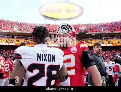 Kansas City, Usa. Dezember 2024. Creed Humphrey (52) und Houston Texans Running Back Joe Mixon (28) begrüßen sich nach dem Spiel im Arrowhead Stadium in Kansas City, Missouri am Samstag, den 21. Dezember 2024. Foto: Jon Robichaud/UPI Credit: UPI/Alamy Live News Stockfoto