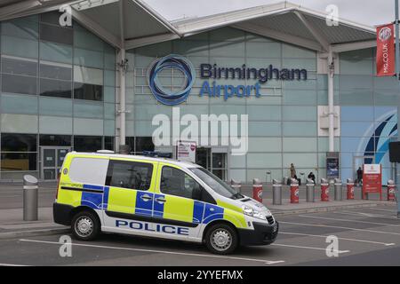 Birmingham Airport, Großbritannien - bewaffnete Polizei patrouilliert Birmingham BHX Airport in England. Quelle: Stop Press MediaAlamy Live News Stockfoto