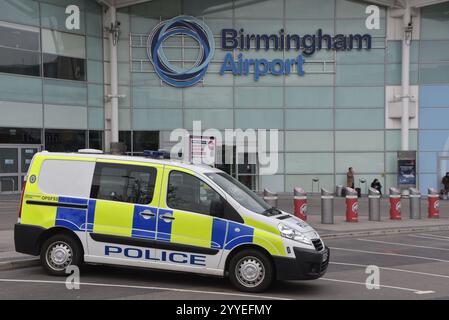 Birmingham Airport, Großbritannien - bewaffnete Polizei patrouilliert Birmingham BHX Airport in England. Quelle: Stop Press MediaAlamy Live News Stockfoto