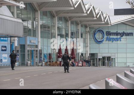 Birmingham Airport, Großbritannien - bewaffnete Polizei patrouilliert Birmingham BHX Airport in England. Quelle: Stop Press MediaAlamy Live News Stockfoto