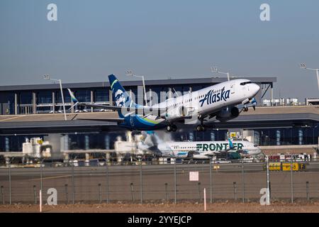 Internationaler Flughafen Sky Harbor 12-21-2024 Phoenix, AZ USA Alaska Airlines Boeing 737-800 N534AS Abfahrt ab 7L am Sky Harbor Intl. Flughafen. Stockfoto