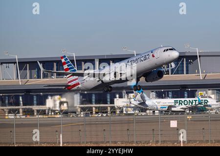 Internationaler Flughafen Sky Harbor 12-21-2024 Phoenix, AZ USA American Airlines Airbus A321 N906AA Abfahrt ab 7L am Flughafen Sky Harbor Intl. Flughafen. Stockfoto