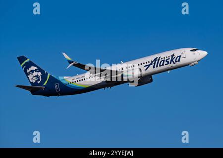 Internationaler Flughafen Sky Harbor 12-21-2024 Phoenix, AZ USA Alaska Airlines Boeing 737-800 N534AS Abfahrt ab 7L am Sky Harbor Intl. Flughafen. Stockfoto