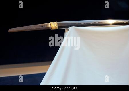 Eine historische, handgefertigte Klinge eines Samurai-Schwertes befindet sich in einer Vitrine im Hikone Castle Museum (Hikone-Jo Hakubutsukan) in Shiga, Japan. Stockfoto