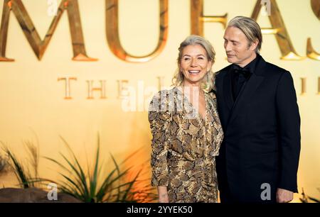 LONDON, ENGLAND – 10. DEZEMBER: Hanne Jacobsen und Mads Mikkelsen nehmen am Cineworld Leicester Square am Dezember an der britischen Premiere „Mufasa: The Lion King“ Teil Stockfoto