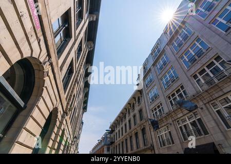 Gebäude im Retro-Stil in der Altstadt von Montreal. Montreal, Quebec, Kanada. Saint-Sulpice Street (Rue Saint-Sulpice). Stockfoto