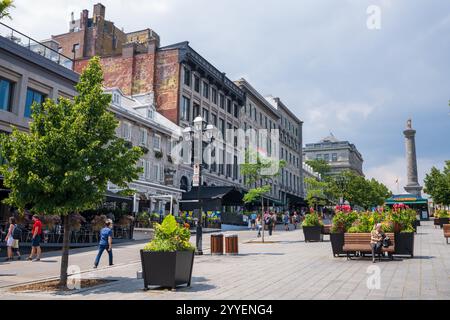 Montreal, Quebec, Kanada - 5. August 2021 : Blick auf die Altstadt von Montreal. Gebäude im Retro-Stil im Place Jacques-Cartier. Stockfoto