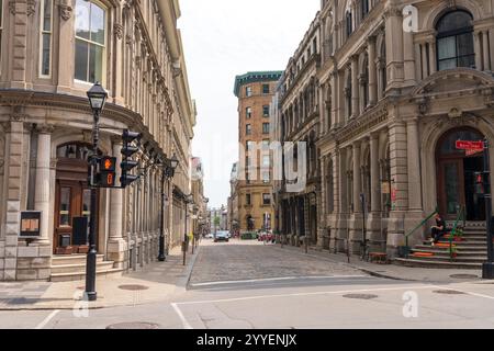 Montreal, Quebec, Kanada - 5. August 2021 : Gebäude im Retro-Stil in Old Montreal. Rue Notre-Dame, Rue Saint-Francois-Xavier. Stockfoto