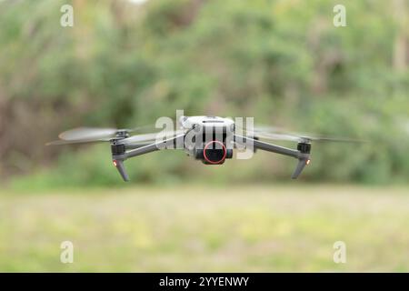 Drohnen-Quadcopter mit Digitalkamera und schnell drehenden Propellern, die Videos und Bilder aufnehmen. Stockfoto