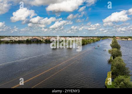 Überflutete Florida Straße mit festgefahrenem Auto nach Hurrikan Debby Regen umgeben von Wasser. Folgen von Naturkatastrophen. Stockfoto