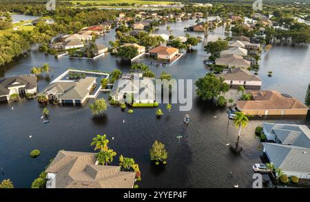 Der tropische Sturm Debby überflutete Wohnhäuser in der Vorstadtgemeinde in Sarasota, Florida. Die Folgen der Naturkatastrophe. Stockfoto