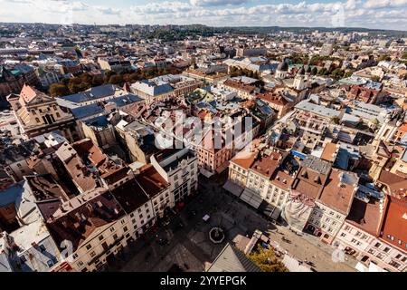 Ein Blick auf die Stadt von oben mit vielen Gebäuden und Menschen. Die Szene ist lebhaft und geschäftig Stockfoto