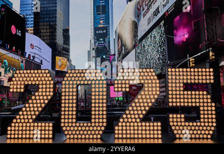 NEW YORK, NY, USA - 18. DEZEMBER 2024: Die Neujahrszahlen „2025“ kommen am Times Square an. ***NUR REDAKTIONELLE VERWENDUNG*** Stockfoto