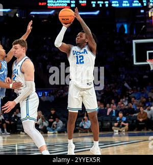 UCLA Bruins Garant Sebastian Mack (12) schießt einen Korb gegen die North Carolina Tar Heels während der CBS Sports Classic im Madison Square Garden in New York City am Samstag, den 21. Dezember 2024. Duncan Williams/CSM Stockfoto