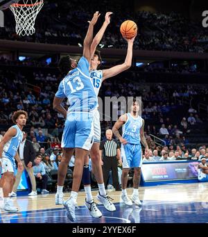 Aday Mara (15) schießt am Samstag, den 21. Dezember 2024, gegen den North Carolina Tar Heels Forward Jalen Washington (13) während des CBS Sports Classic im Madison Square Garden in New York City. Duncan Williams/CSM Stockfoto