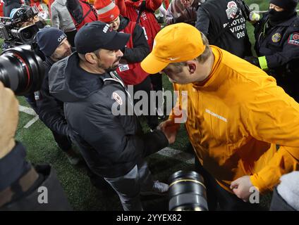 Columbus, Usa. Dezember 2024. Ohio State Head Coach Ryan Day schüttelt die Hand mit Tennessee-Head Coach Josh Heupel, nachdem die Buckeyes die Freiwilligen 42-17 in der ersten Runde der College Football Playoffs 2024 im Ohio Stadium in Columbus, Ohio am Samstag, den 21. Dezember 2024 besiegt hatten. Ohio State rückt in den Rose Bowl. Foto: Aaron Josefczyk/UPI Credit: UPI/Alamy Live News Stockfoto