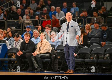 New York, NY, USA. Dezember 2024. MICK CARNIN HEAD COACH DER UCLA BRUINS während des UNC UCLA Men;s Basketballspiels im Madison Square Garden NY (Bild: © James Patrick Cooper/ZUMA Press Wire) NUR REDAKTIONELLE VERWENDUNG! Nicht für kommerzielle ZWECKE! Stockfoto