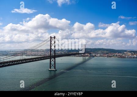 Ponte 25 de Abril überspannt den Tejo an einem Sommertag - Lissabon, Portugal Stockfoto