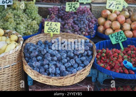 A Colorful Variety of Fresh Fruits Delightfully Displayed at Market Stall Stockfoto