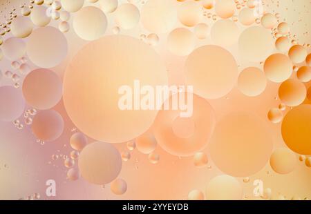 Abstrakter Hintergrund in Beige und Orange mit sich hin- und herbewegenden Ölblasen. Schöner Hintergrund für die Werbung für kosmetische Produkte. Stockfoto