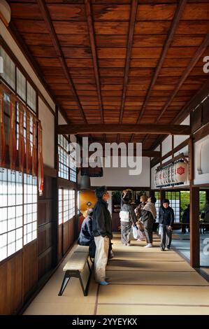 Ein makabres Objekt im Genkoan-Tempel sind die Fußabdrücke und Handabdrücke, die aus Dielen von Kyoto, einem Ort eines rituellen Massensuizids, hergestellt wurden. Stockfoto