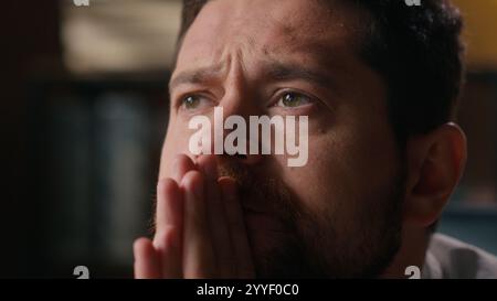 Depressiver ängstlicher kaukasischer männlicher Arbeiter Boss Nahaufnahme Executive Mann denkt in Büro Business Krise Konkurs mittleren Alters Unternehmensunternehmer Stockfoto