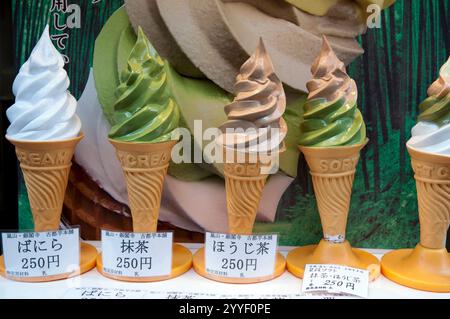 Softeis in Aromen von Vanille, Sencha (grüner Tee) und Hojicha (gerösteter grüner Tee), ausgestellt in einem Geschäft in Kyoto, Japan. Stockfoto