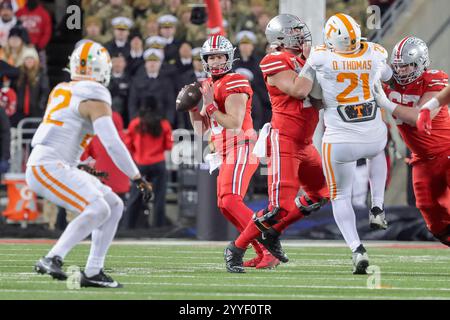 Columbus, Ohio, USA. September 2024. Der Ohio State Buckeyes Quarterback will Howard (18) fällt während des ersten Playoff-Spiels zwischen den Tennessee Volunteers und den Ohio State Buckeyes im Ohio Stadium in Columbus, Ohio, zurück. (Kreditbild: © Scott Stuart/ZUMA Press Wire) NUR REDAKTIONELLE VERWENDUNG! Nicht für kommerzielle ZWECKE! Stockfoto