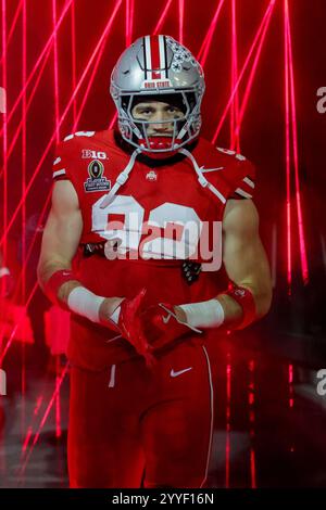 Columbus, Ohio, USA. September 2024. Ohio State Buckeyes Defensive End Caden Curry (92) tritt im Ohio Stadium in Columbus, Ohio, vor dem ersten Playoff-Spiel zwischen den Tennessee Volunteers und den Ohio State Buckeyes ein. (Kreditbild: © Scott Stuart/ZUMA Press Wire) NUR REDAKTIONELLE VERWENDUNG! Nicht für kommerzielle ZWECKE! Stockfoto