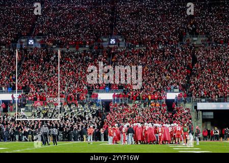 Columbus, Ohio, USA. September 2024. Ohio State Buckeyes treffen sich während einer Zeit im ersten Playoff-Spiel zwischen den Tennessee Volunteers und den Ohio State Buckeyes im Ohio Stadium, Columbus, Ohio. (Kreditbild: © Scott Stuart/ZUMA Press Wire) NUR REDAKTIONELLE VERWENDUNG! Nicht für kommerzielle ZWECKE! Stockfoto
