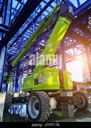 Schwere Maschinen, die an der Prozessstahlkonstruktion beteiligt sind, sind im Bau Stockfoto